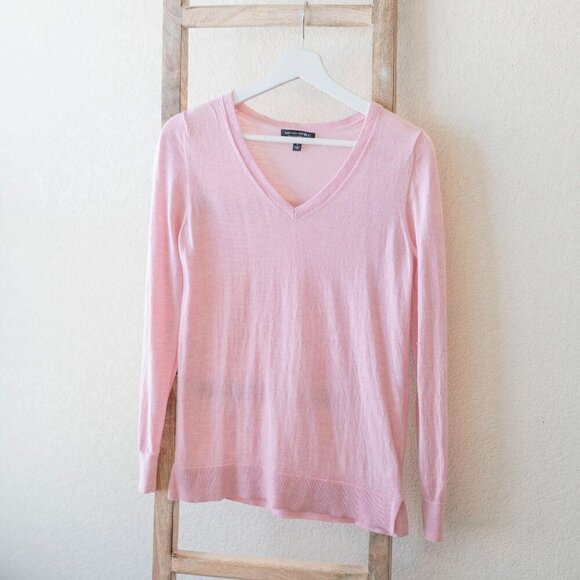 BANANA REPUBLIC SWEATER Sz Small PINK 100% MERINO WOOL VNECK TOP LIGHTWEIGHT - Picture 1 of 5